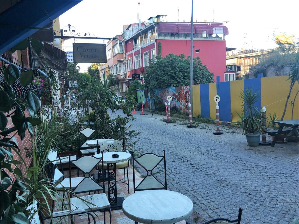 Cheers Vintage Hostel Isztambul Kültér fotó The courtyard of the restaurant