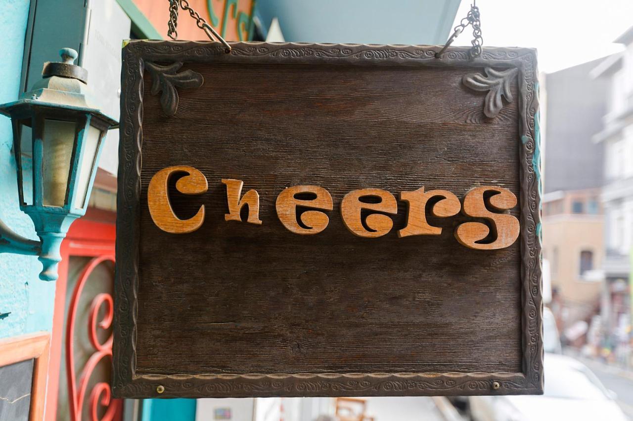 Cheers Vintage Hostel Isztambul Kültér fotó Cheers sign