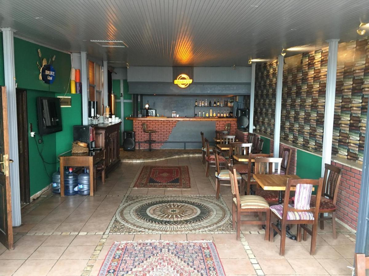 Cheers Vintage Hostel Isztambul Kültér fotó The interior of the restaurant