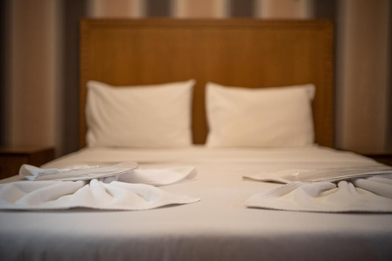 Cheers Vintage Hostel Isztambul Kültér fotó A bed with pillows