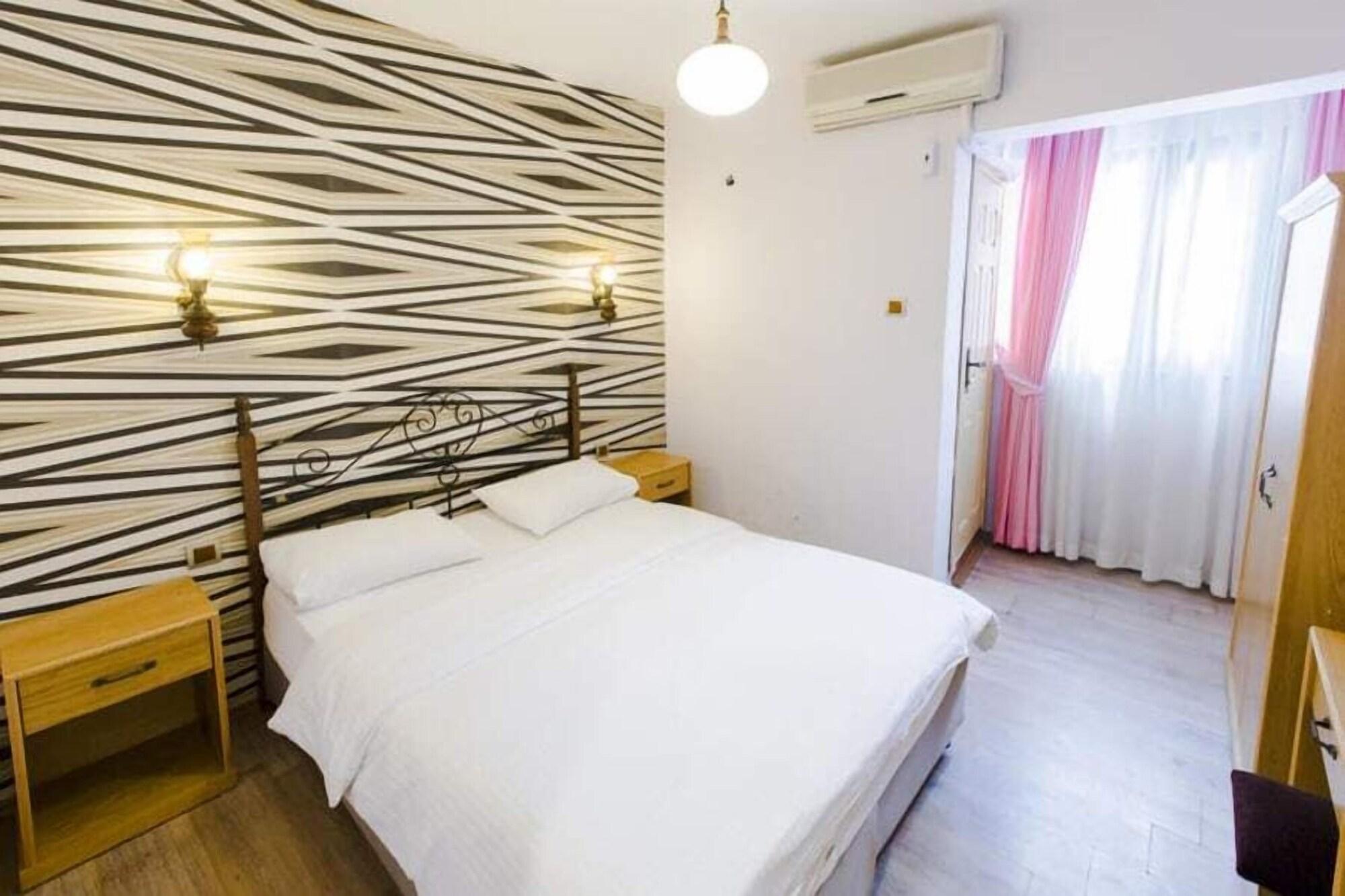Cheers Vintage Hostel Isztambul Kültér fotó A bedroom in a hotel