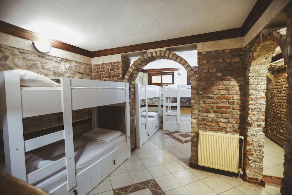 Cheers Vintage Hostel Isztambul Kültér fotó Hostel in Prague