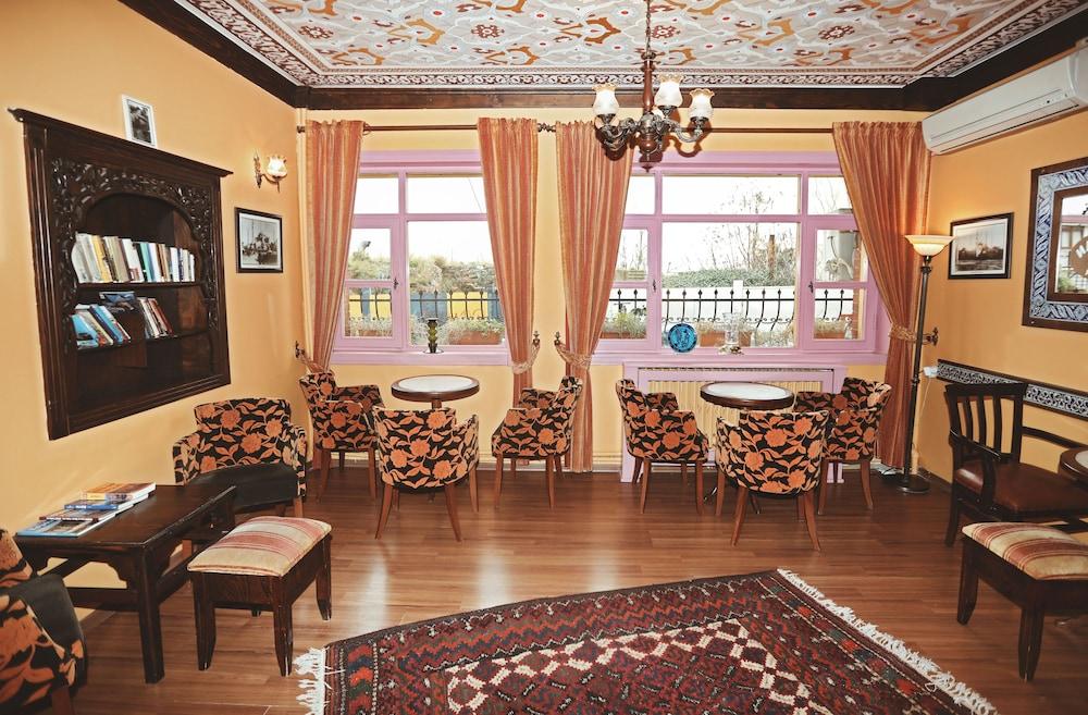 Cheers Vintage Hostel Isztambul Kültér fotó Interior of the library