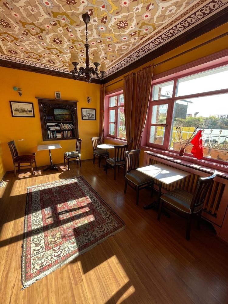Cheers Vintage Hostel Isztambul Kültér fotó The interior of the cafe