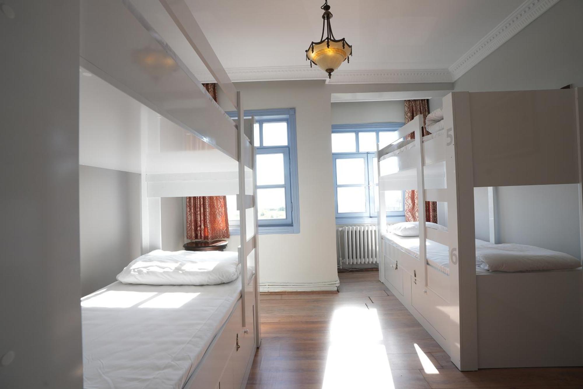 Cheers Vintage Hostel Isztambul Kültér fotó Hostel room in Madrid, Spain