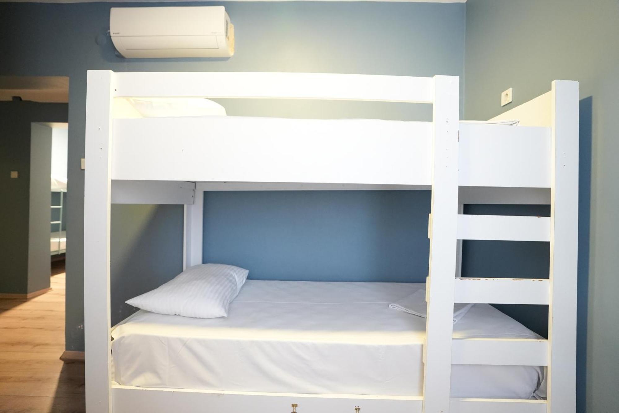 Cheers Vintage Hostel Isztambul Kültér fotó A bunk bed
