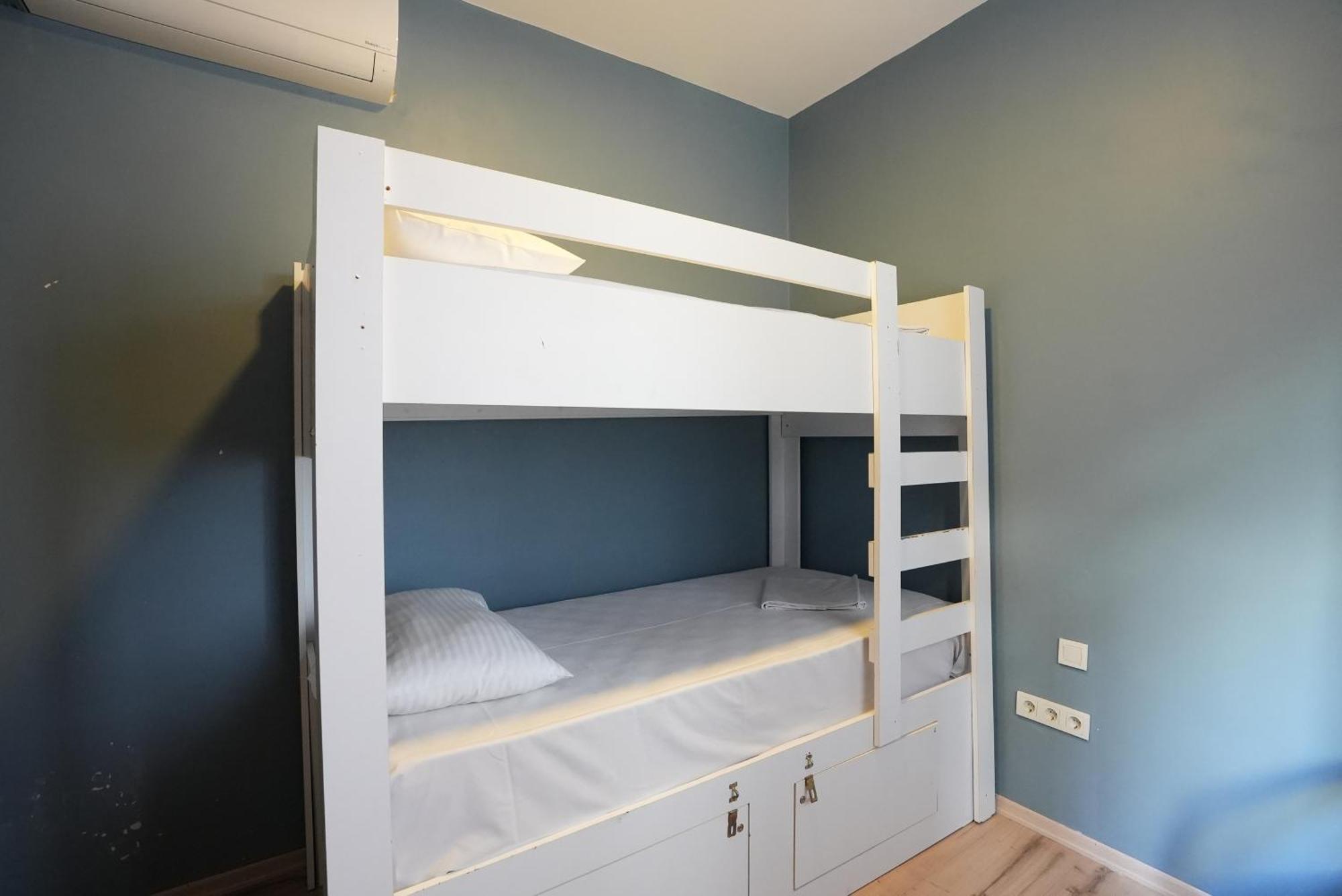Cheers Vintage Hostel Isztambul Kültér fotó A bunk bed