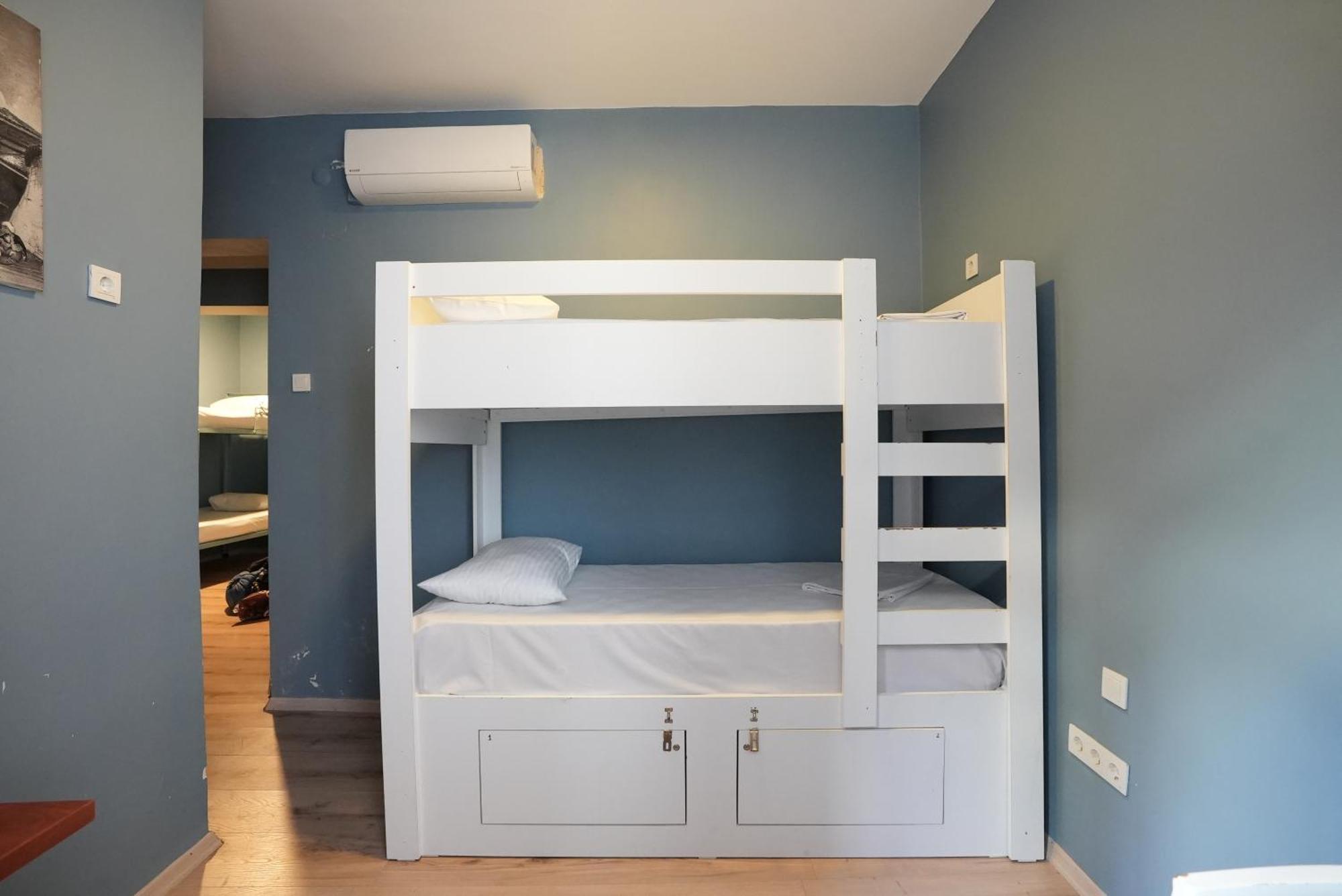 Cheers Vintage Hostel Isztambul Kültér fotó A bunk bed