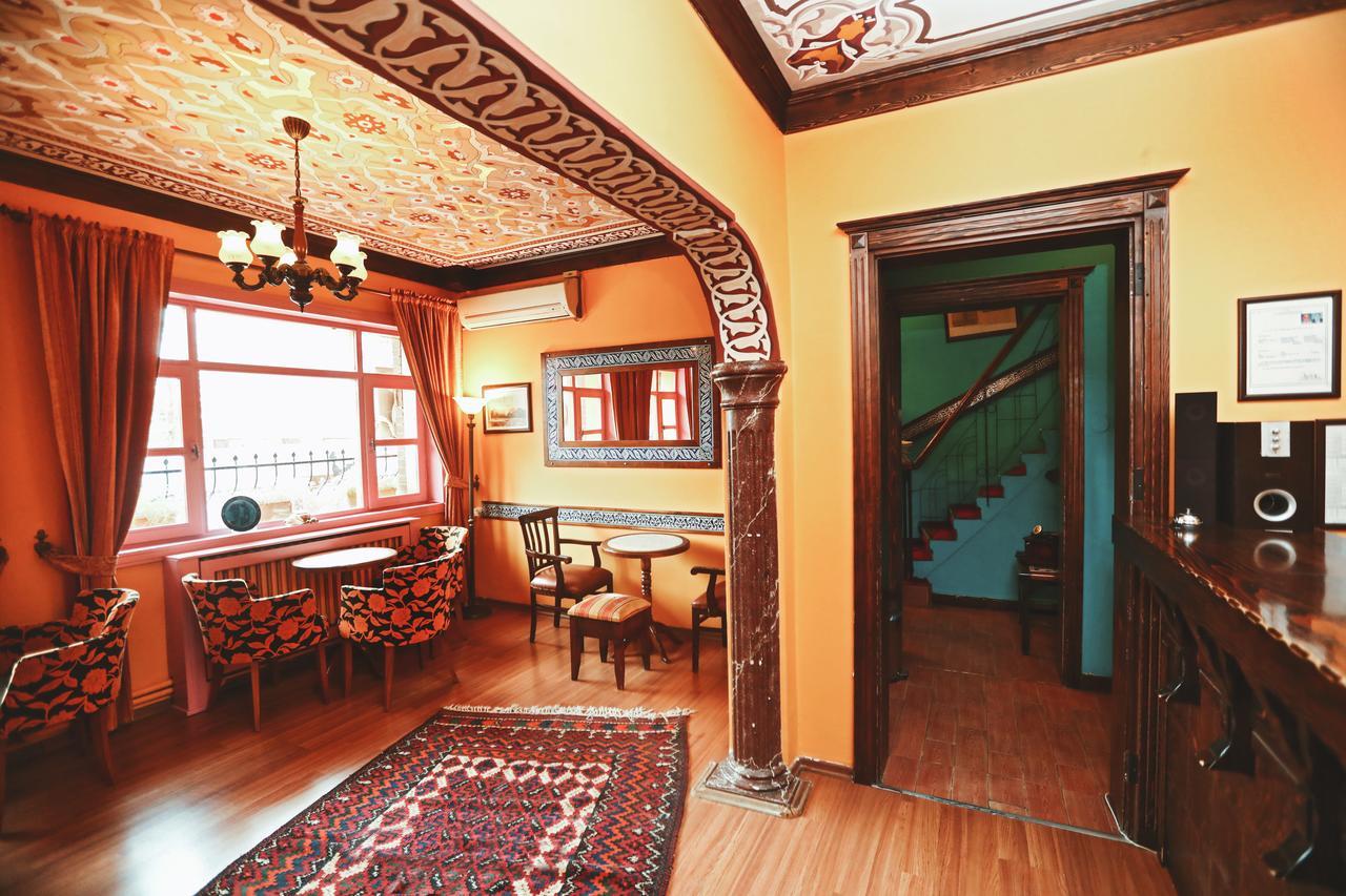 Cheers Vintage Hostel Isztambul Kültér fotó Interior of the house
