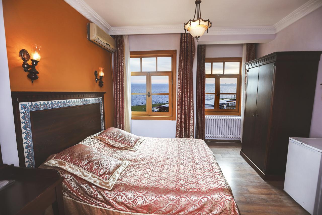 Cheers Vintage Hostel Isztambul Kültér fotó A bedroom in a hotel
