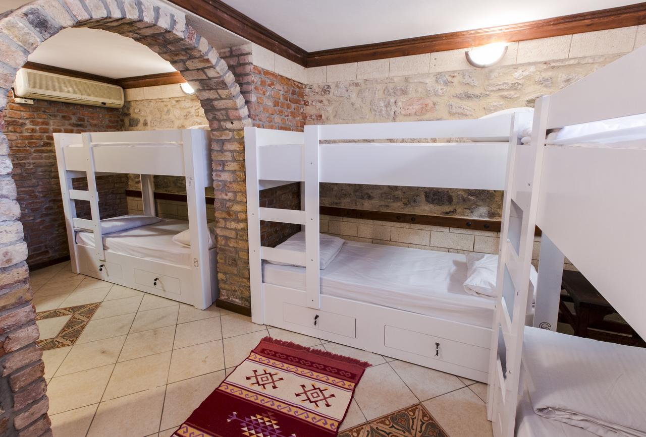 Cheers Vintage Hostel Isztambul Kültér fotó Hostel room in the UK