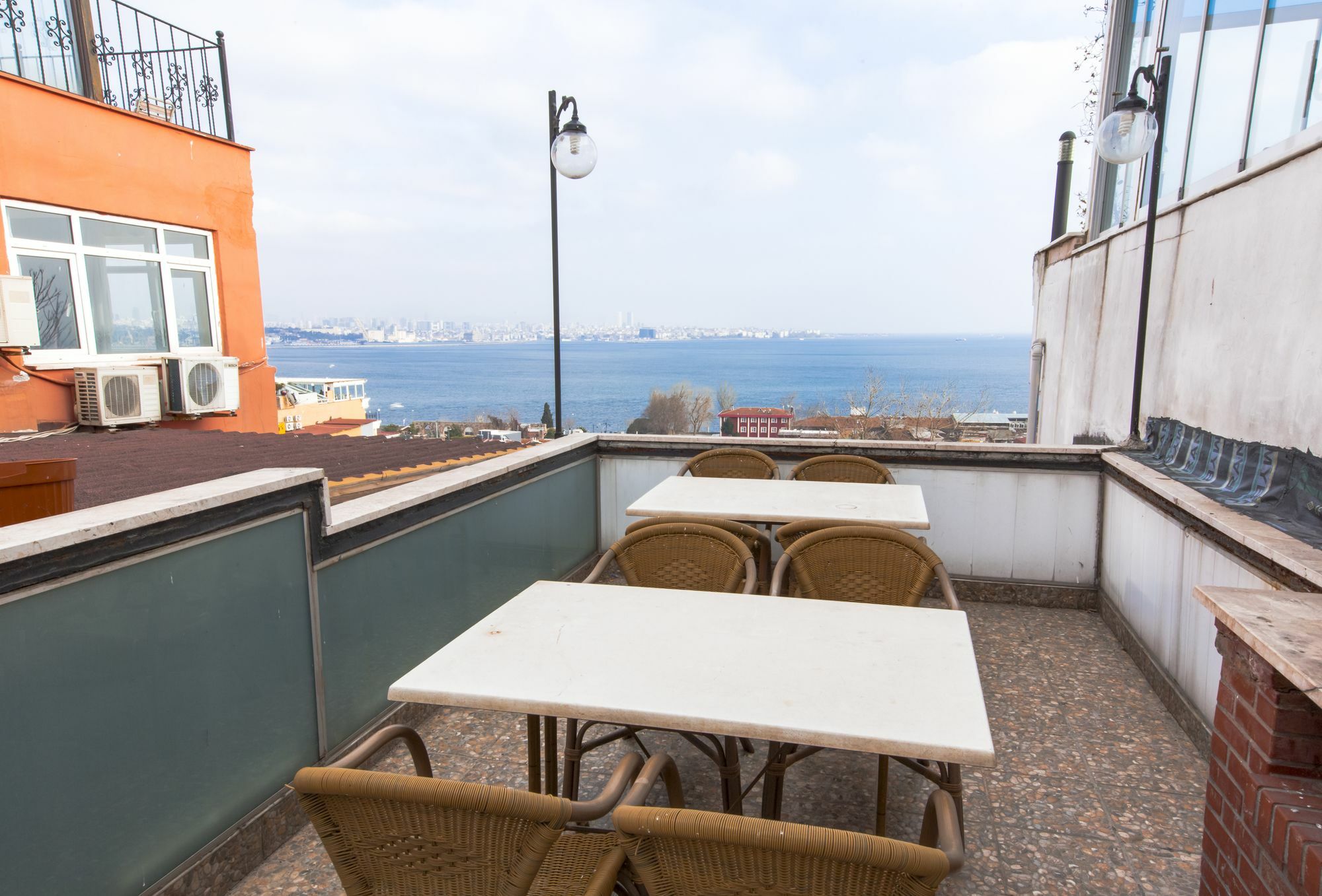 Cheers Vintage Hostel Isztambul Kültér fotó A view of the Black Sea from the hotel