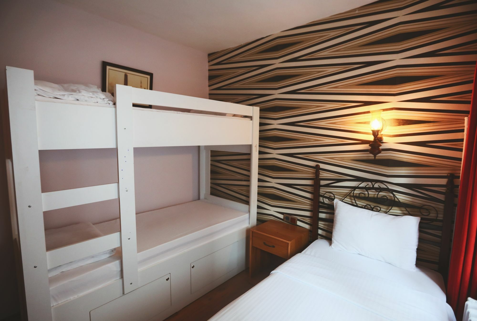 Cheers Vintage Hostel Isztambul Kültér fotó A bunk bed in a hotel room