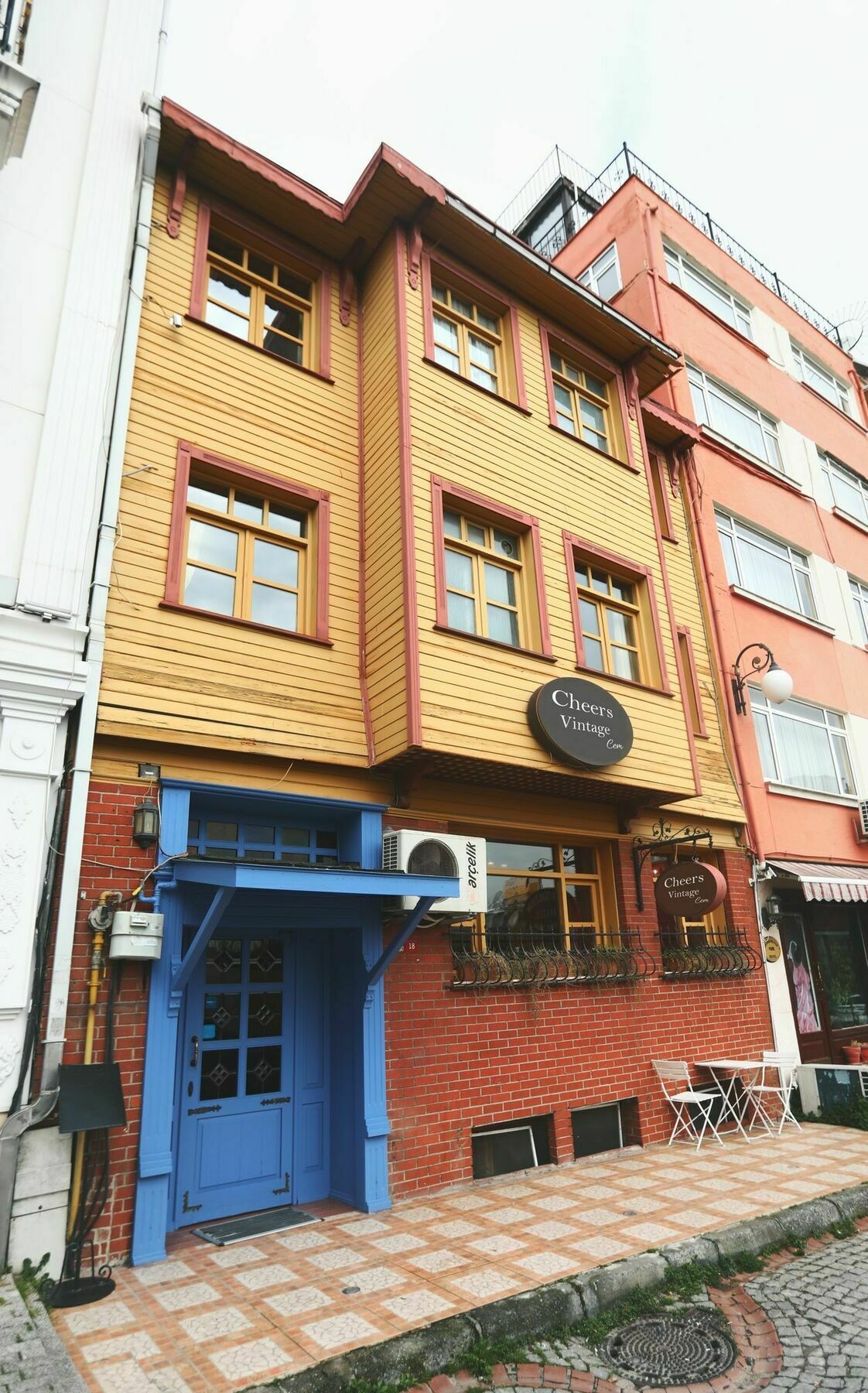 Cheers Vintage Hostel Isztambul Kültér fotó A typical house in Çukurcuma