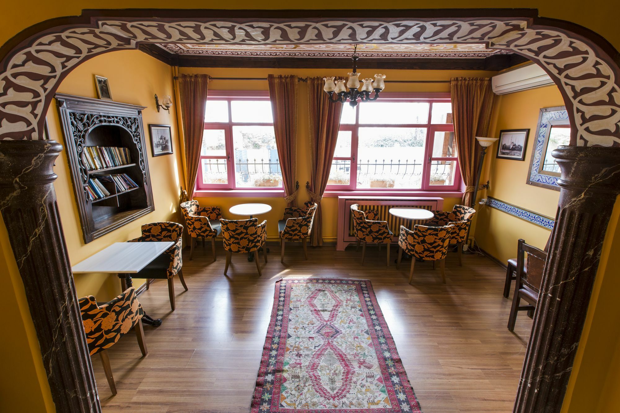 Cheers Vintage Hostel Isztambul Kültér fotó Interior of the library