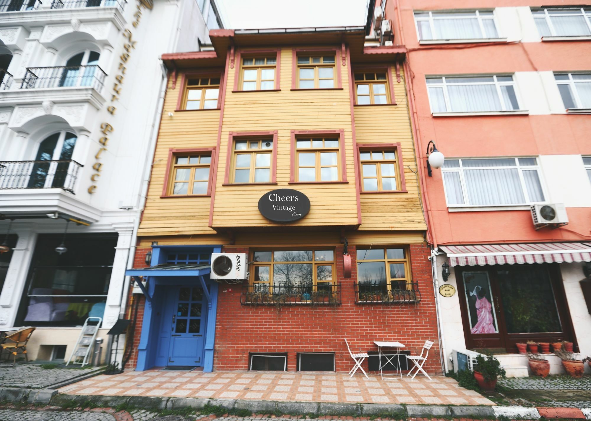Cheers Vintage Hostel Isztambul Kültér fotó The building of the museum