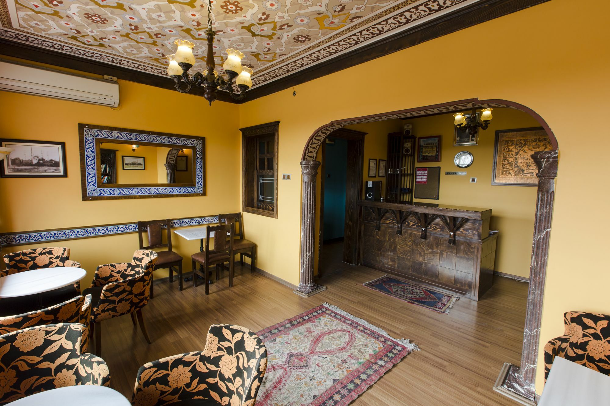Cheers Vintage Hostel Isztambul Kültér fotó Interior of the restaurant